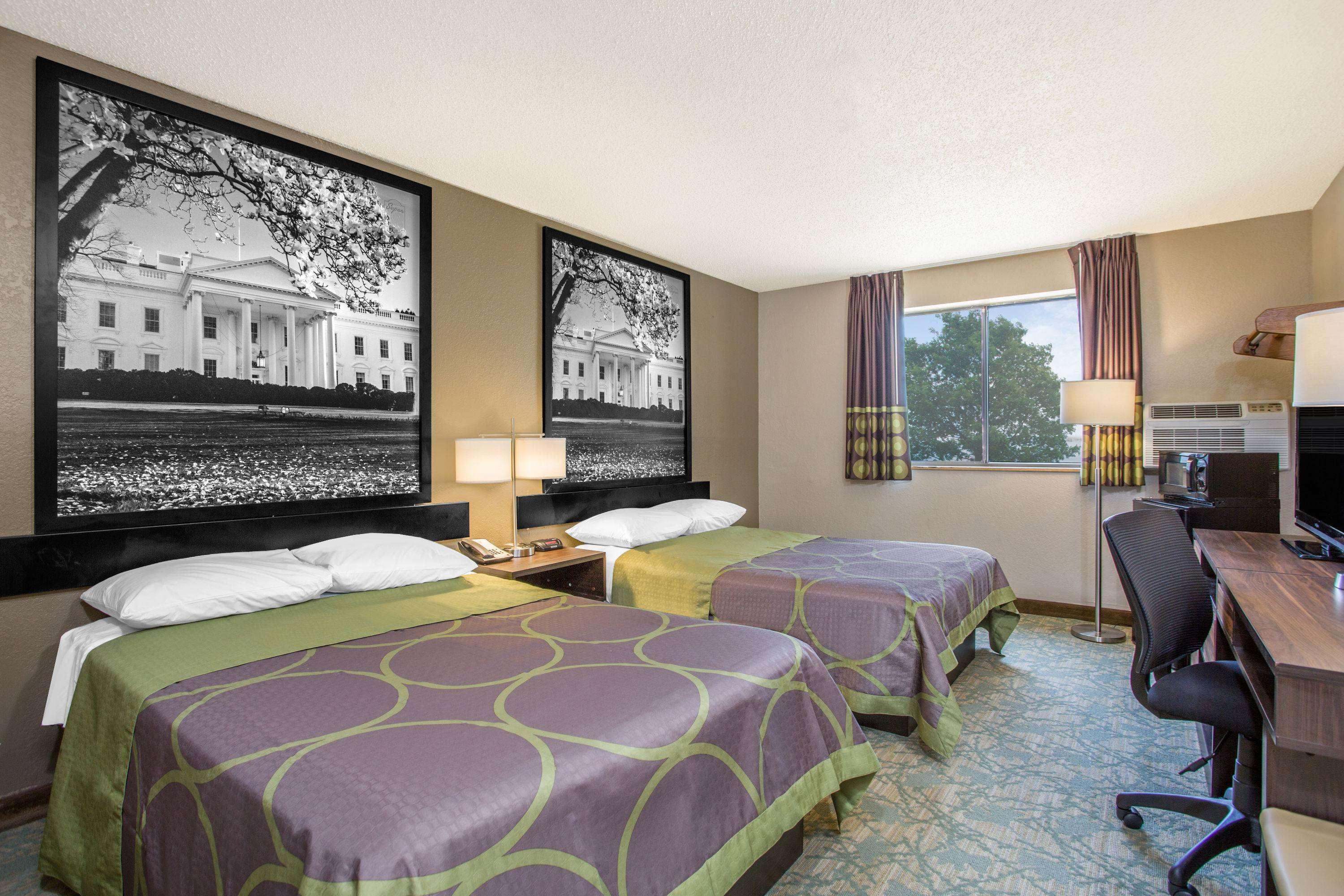 Motel Super 8 By Wyndham Waldorf Exteriér fotografie