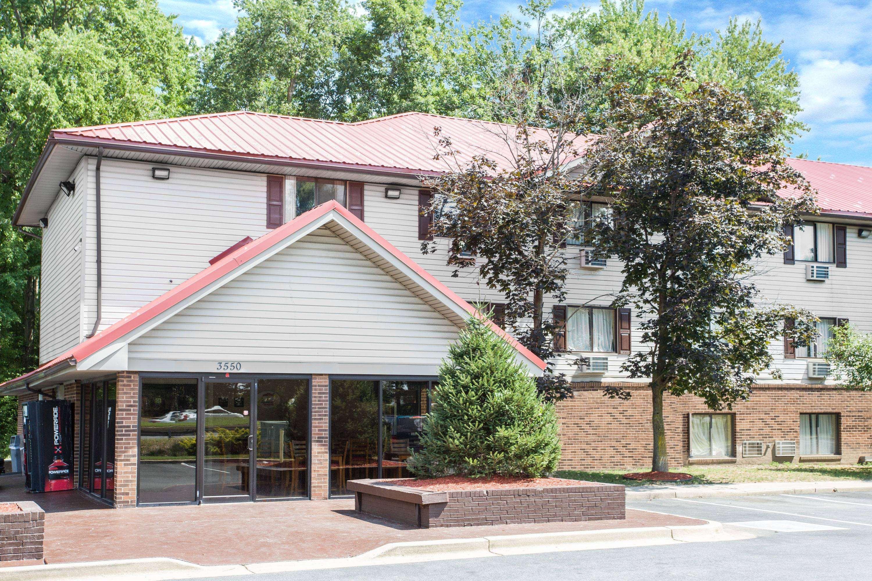 Motel Super 8 By Wyndham Waldorf Exteriér fotografie