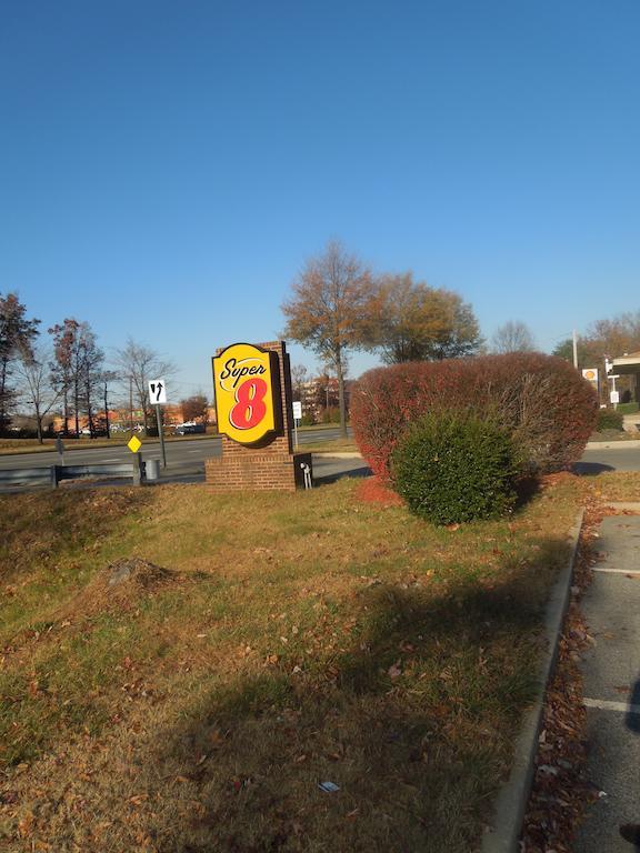 Motel Super 8 By Wyndham Waldorf Exteriér fotografie