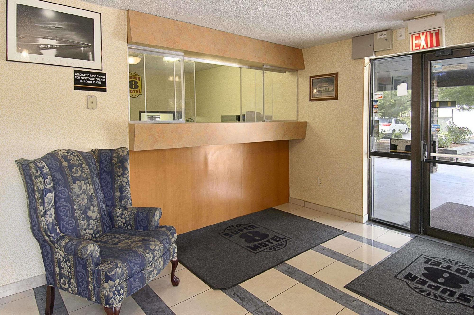 Motel Super 8 By Wyndham Waldorf Exteriér fotografie