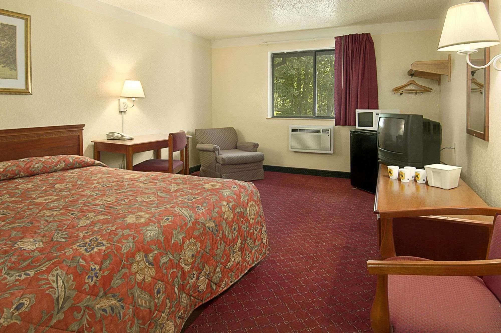 Motel Super 8 By Wyndham Waldorf Exteriér fotografie